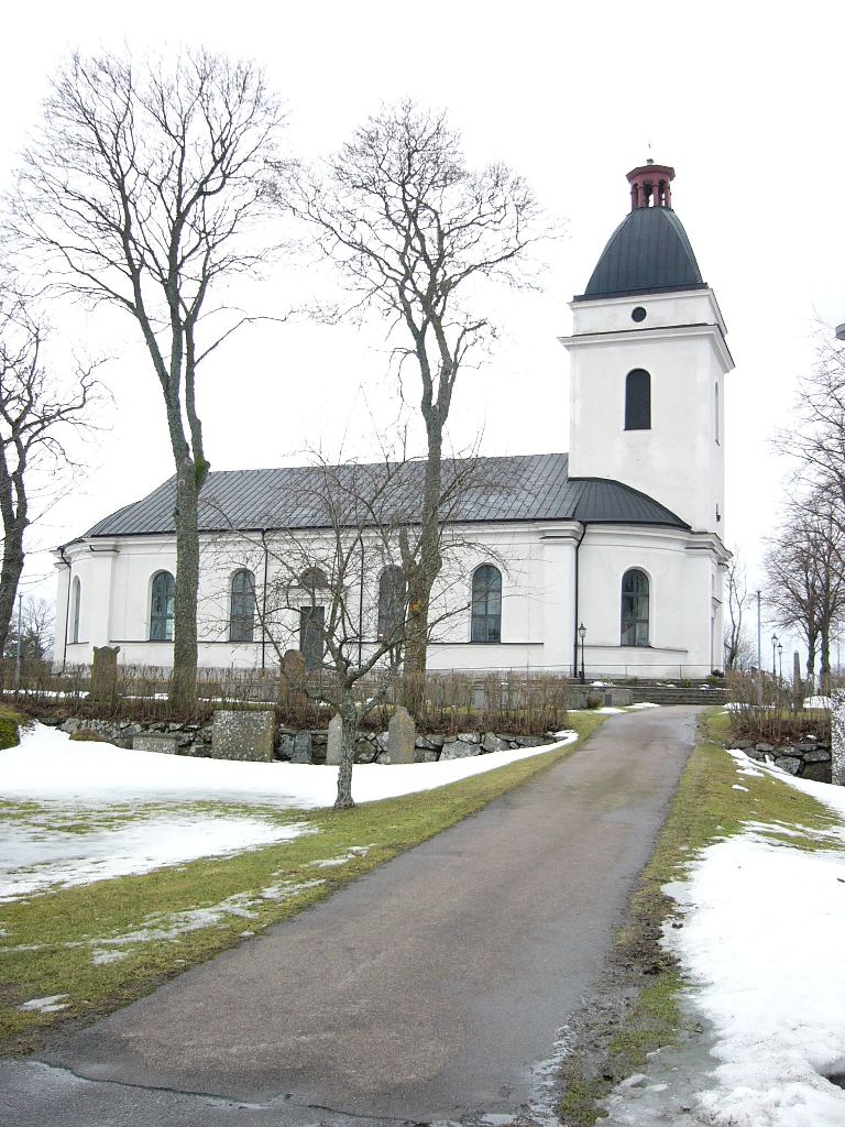 Väderstads kyrka från öster.