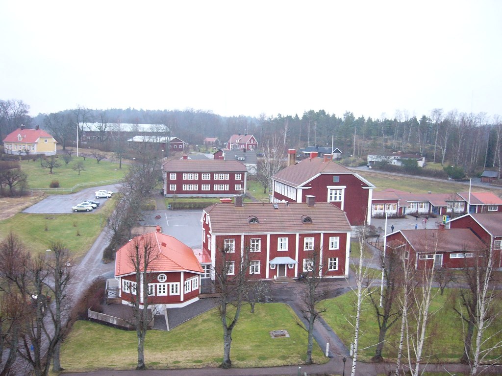 Ringarums kyrka. Utsikt från tornet mot norr över skolområdet och prästgården.