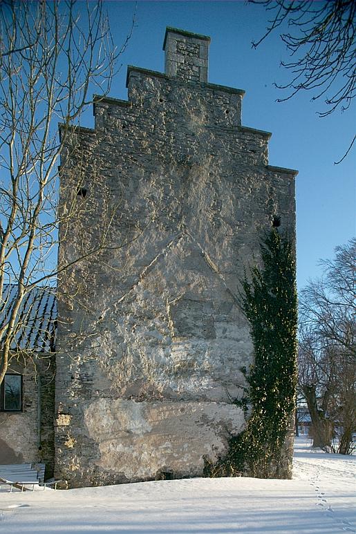 St Hästnäs. Det medeltida stenhusets norra fasad. Notera spåren efter äldre byggnadsdel.