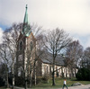 Den södra fasaden. Kyrkotomtens murar, trappor och uppvuxna lövträd är värdefulla för kyrkomiljöns karaktär. 