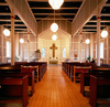 Kyrkorummet mot koret. Interiören präglas främst av renoveringen efter branden 1960.