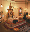 Altaruppsatsen i barock räddades undan branden i Askims gamla kyrka. Den tillverkades år 1726 av bildhuggare Nils Gustafsson Kihlman. Korfönstren (två stycken) formgavs av Gunnar Erik Ström år 1933. Altarringen är sannolikt från kyrkans byggnadstid.