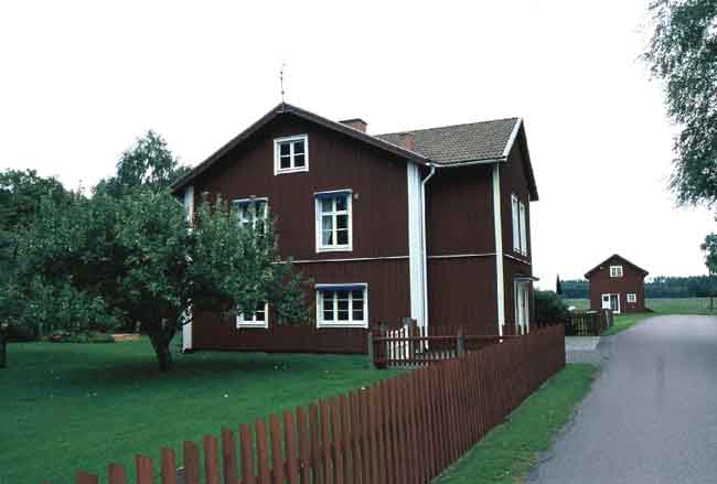 Övre Ulleruds kyrkogård. Sockenstugan från öster.