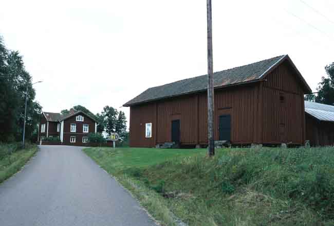 Övre Ulleruds kyrkogård. Sockenstugan och ekonomibyggnad från väster.