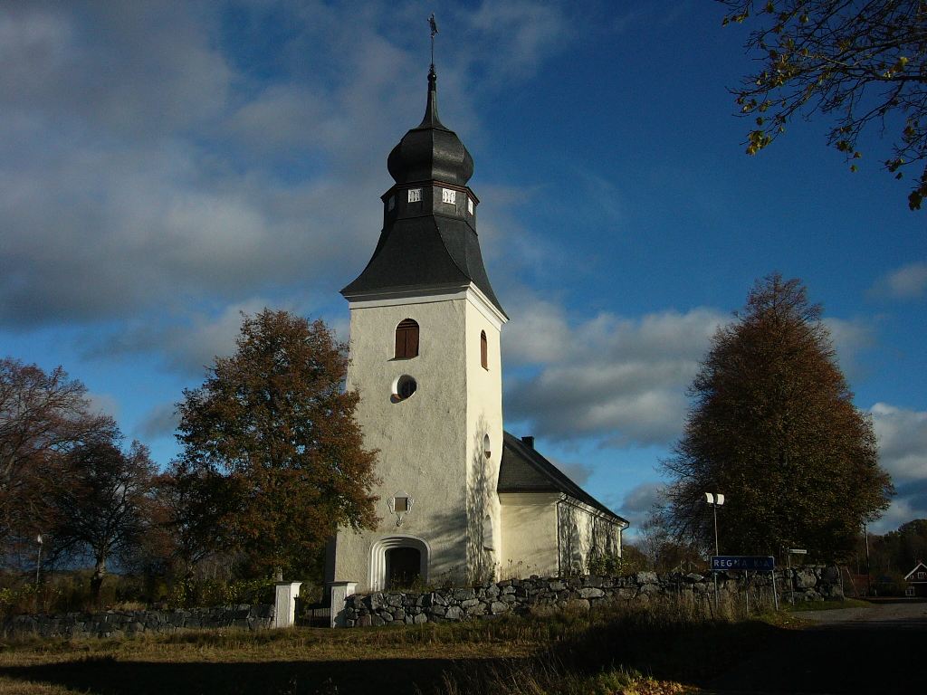 Regna kyrka från väster.