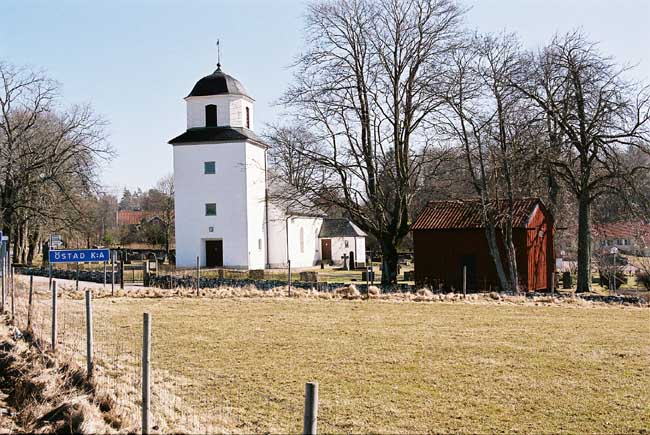 Östads kyrka sedd från sydväst.