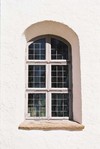 Fönster i södra långhusväggen. 
