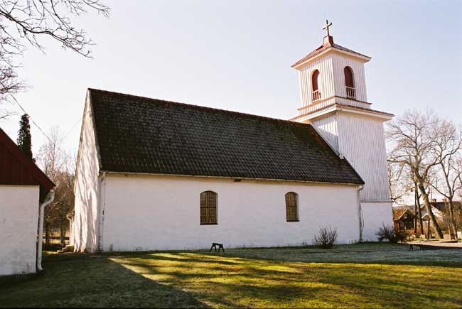 Kyrkan sedd från nordost. 