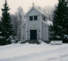 Kyrkan ligger på en liten höjd. Den uppfördes som begravningskapell på Rödbo kyrkogård. 