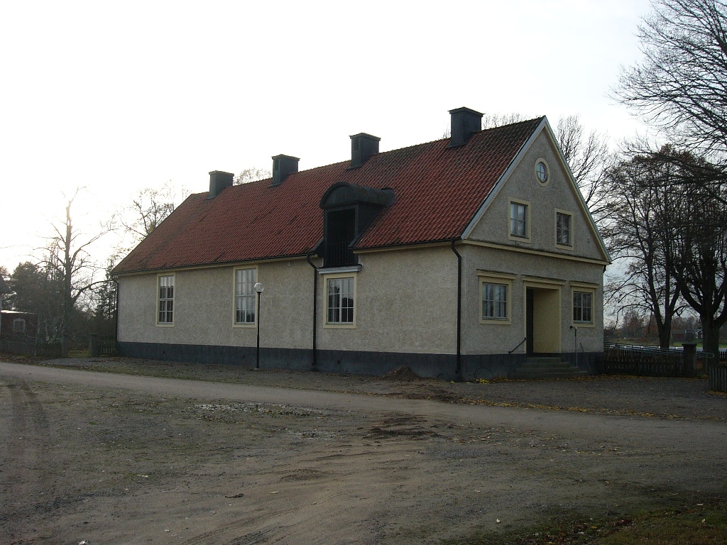 Skedevi kyrka, församlingshemmet från nordöst.