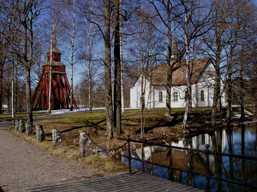 Gusums kyrka och klockstapel från sydöst.