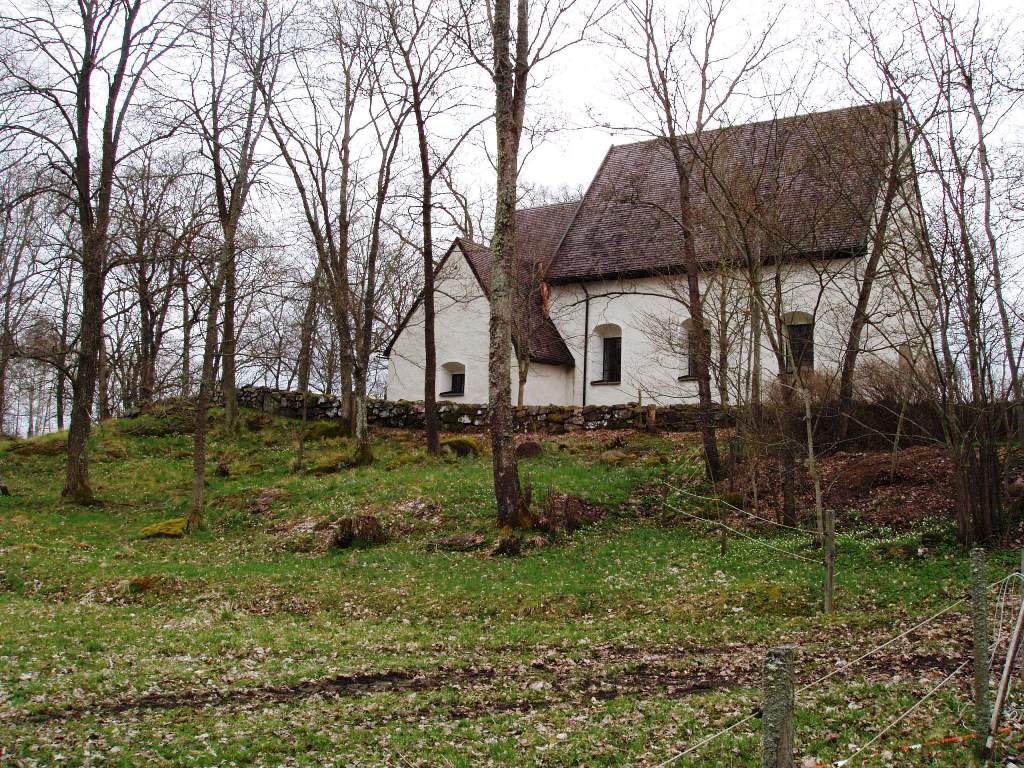 Gårdeby kyrka från nordväst.