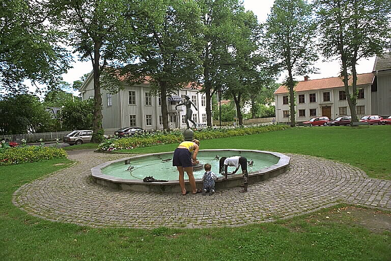 Waldenströmska gården, byggnaden till höger.