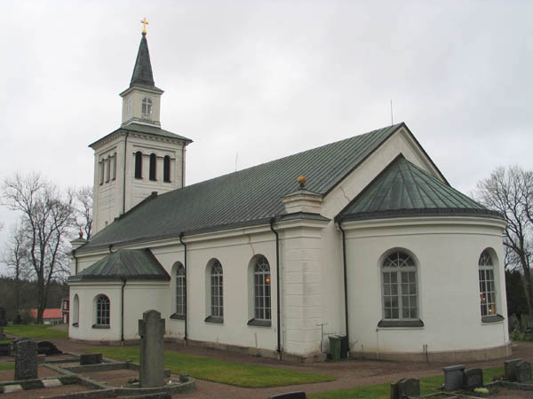 Lönneberga kyrka från nordväst.