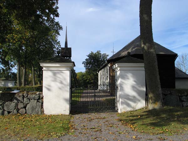 Entré till kyrkogården i öster. 