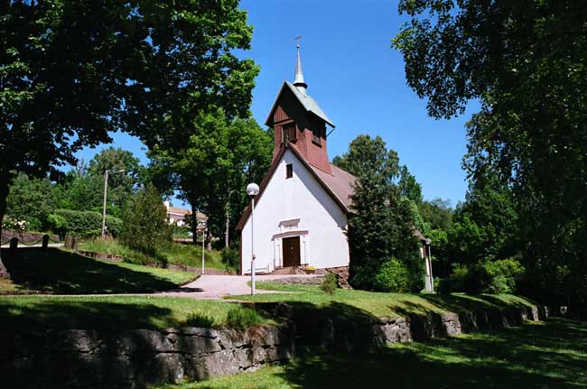 Olsfors kyrka med omgivande kyrkotomt. 