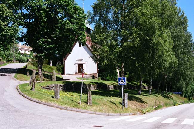 Olsfors kyrka med omgivande kyrkotomt. 