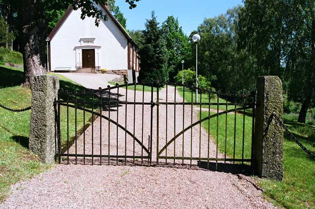 Grinden väster om kyrkan.