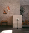 Predikstolen. På väggen sitter en träskulptur, " Bebådelsen" av Maj Starck, 1979.