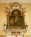 Altartavlan består av en äldre oljemålning (troligen från 1700-talet, av okänd konstnär) som kompletterats med en text och ett överstycke av Fritiof Svensson. Ramverket ritades av Sigfrid Ericson.