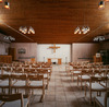 Kyrkorummet är nära kvadratiskt och har koret i nordväst.