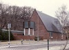 Skårs kyrka stod klar 1959, efter ritningar av Johan Tuvert. Kyrkan ansluter församlingslokaler i norr och väster, klockstapeln står på en muromgärdad förgård. 