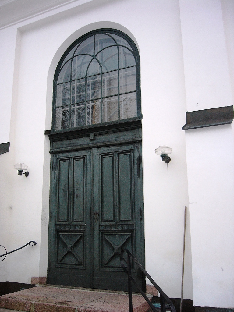 Valdemarsviks kyrka, huvudingången i väster.