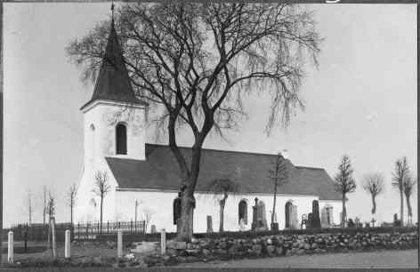 Säby kyrka från sydväst.
