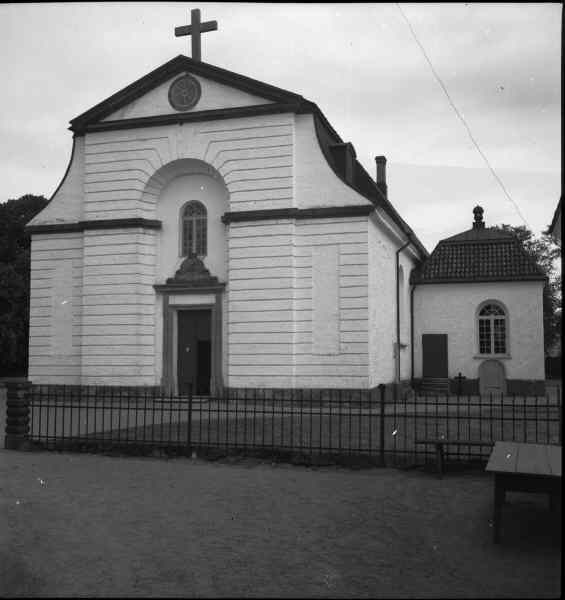 Öveds kyrka från väster


