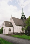 Lerums kyrka, vapenhuset och västra delen av långhuset, från SV.