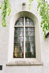 Fönster i södra korsarmsväggen på Lerums kyrka.