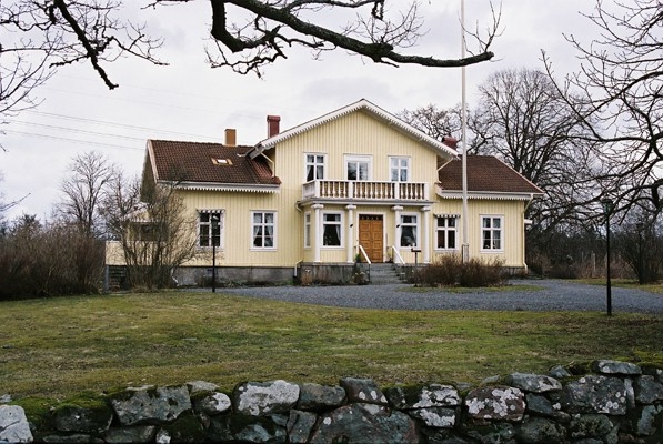 Prästgården vid Stora Lundby kyrka, från NV.