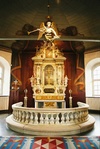 Altaruppsatsen, altarringen och draperimålning i Stora Lundby kyrka, från V.