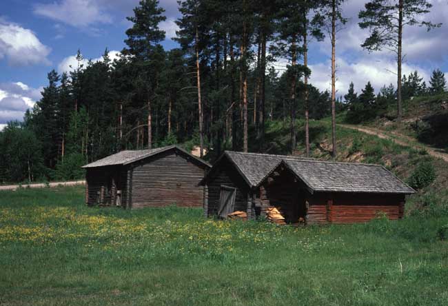 Gravols soldattorp. Från vänster loge/avträde, vedbod och visthusbod