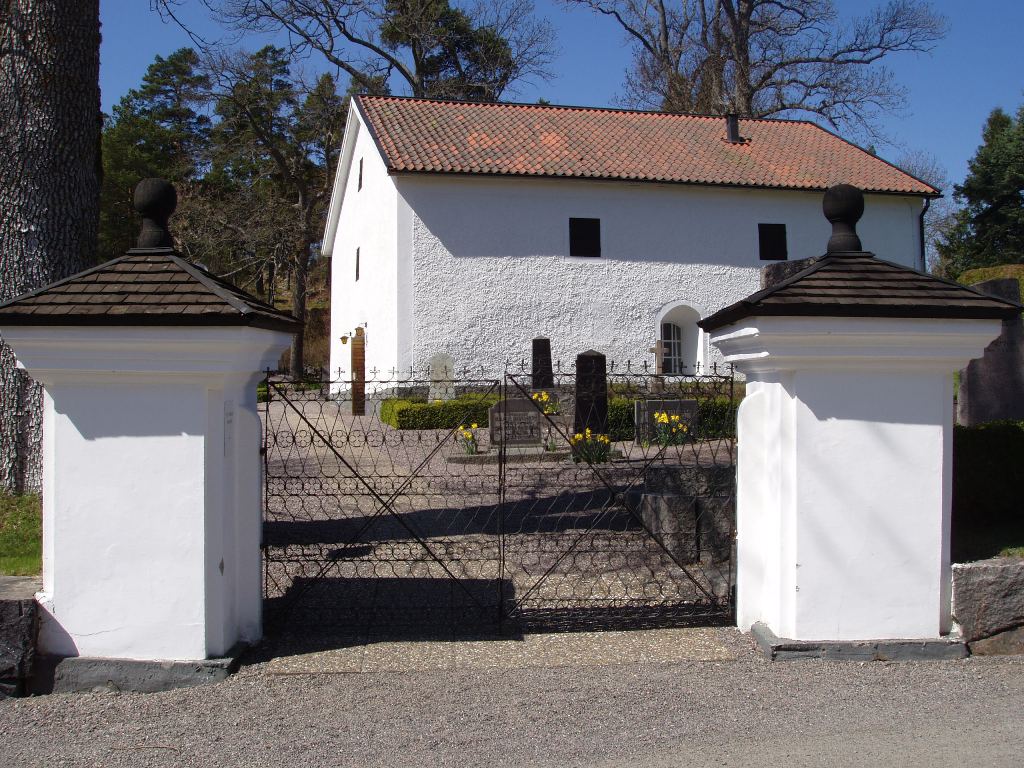 Gryts kyrka, S:t Olofs kapell från kyrkogårdens huvudingång i öster.