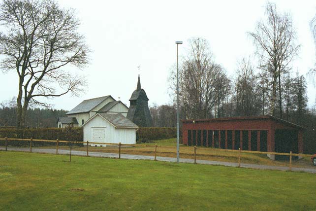 Kyrkomiljön med de f d kyrkstallarna samt bårhuset i förgrunden.