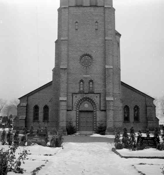 Hyby kyrka mot väster