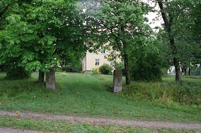 Mangårdsbyggnaden på Marieberg i sin trädgård.