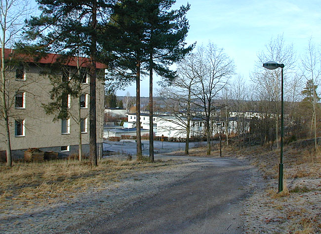 Vårberg, Fårholmen 1 + Bredholmen 1, Duvholmsgränd 2-56, Foto fr S, 2000-02-10, JST 

Terrängen i Vårberg är tämligen kuperad.
