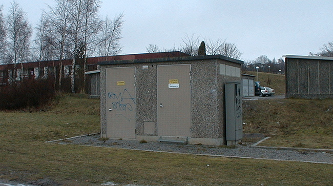 Sthlm, Vårberg, Rävholmen 1-55, Lammholmsbacken, från sydväst 

En av stadsdelens nätstationer. 
