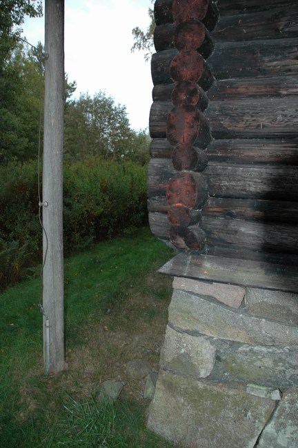 Fornsalen i Ödeborg, knut mot norr, detalj rödtjärade knutskallar.