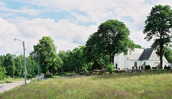 Håbols kyrka från sydväst med landsvägen mot Bengtsfors. 