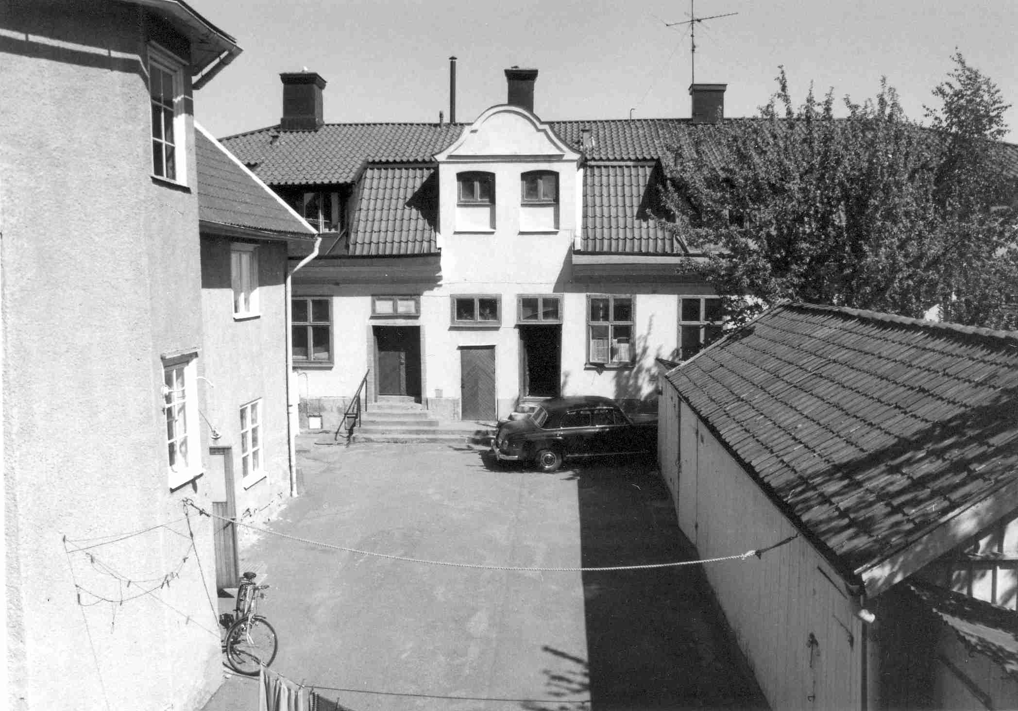 Zackauska gården, huvudbyggnad, fasad mot gården 1986, till vänster om källarnedgången syns entrén till f.d. charkuterilokalerna. Denna sattes igen vid ombyggnaden 1991-93. 