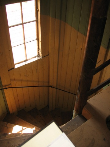 Flygelbyggnaden, interiör från trapphuset, trappan till vinden med ursprunglig väggpanel. 