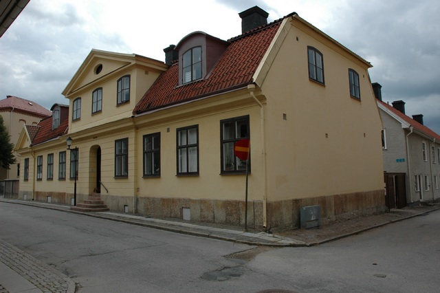Zackauska gården, vy mot NO,  huvudbyggnadens fasad mot Västra Skolgatan och flygeln längs Trädgårdsgatan.