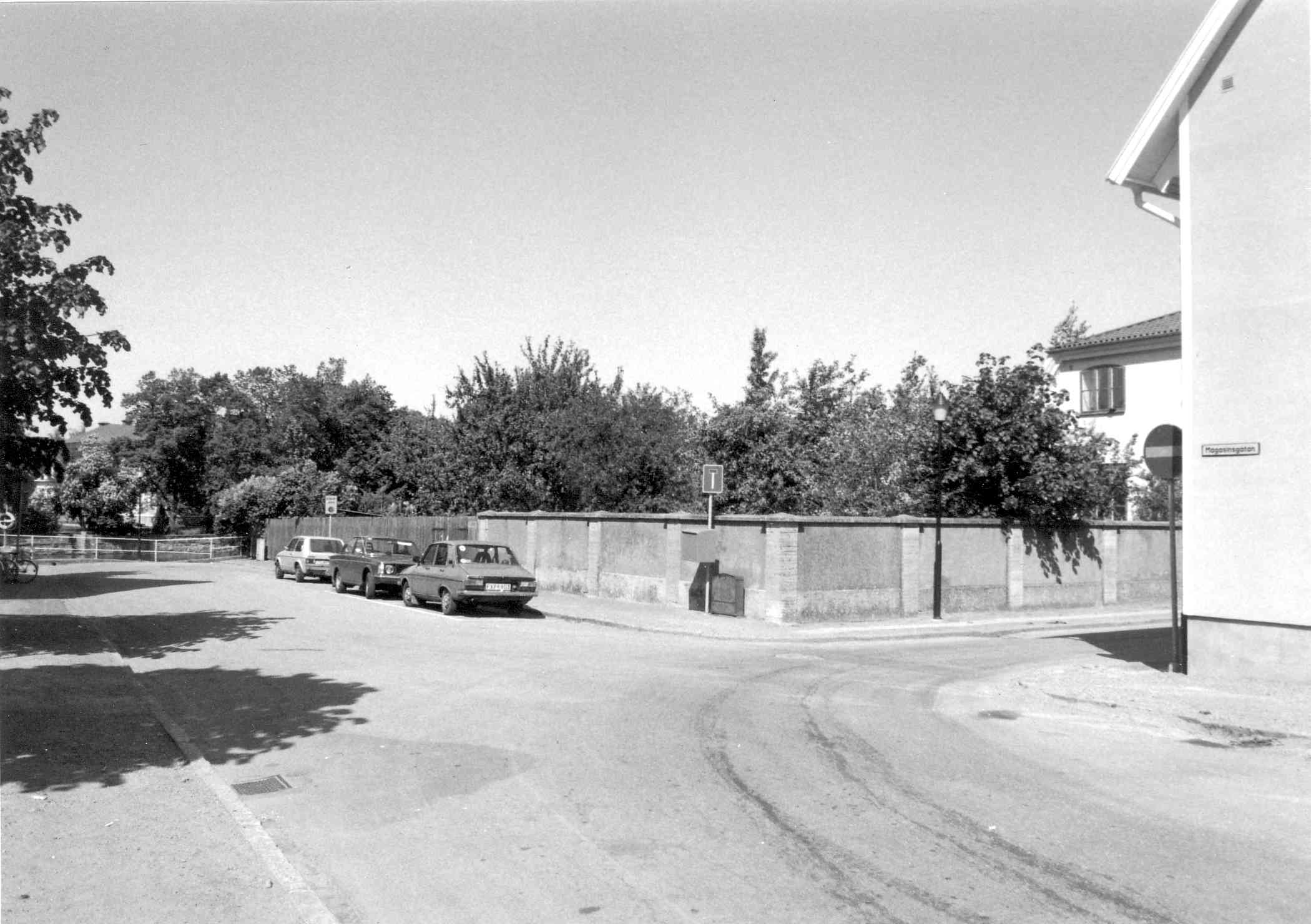 Zackauska gården, vy mot SÖ,  trädgården före 1991 med staket och mur mot Magasinsgatan och Västra Skolgatan.