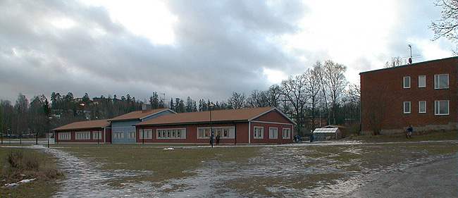 Sthlm, Skärholmen, Västerholmen 1, Vårbergsvägen 41,43, från ost. Östra längans östra fasad samt bostadshusets östra fasad.