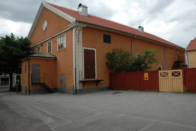 Mariestads teater, vy mot sydost: fasad mot gården och södra gaveln med utbyggnad för biografens maskinrum. 