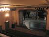Mariestads teater, scen och salong: väggarnas halvkolonner och prosceniets snickerier från 1840-talet.