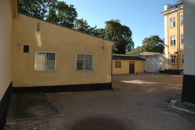 Mariestads fängelse, till vänster den sydöstra sidobyggnaden, bortom denna uthuset intill planket.
